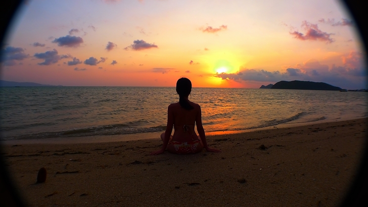 タイ・パンガン島のリゾート「ライム・アンド・ソーダ・ビーチフロント」の砂浜と水着姿の女(2012年)の画像