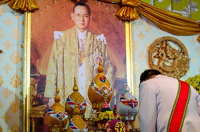 「タイの有名人」の一例として挙がったタイ国王“ラーマ9世”ことプミポン・アドゥンヤデートの肖像とチェンマイ県知事のタニン・スバセーン(2012年)の画像