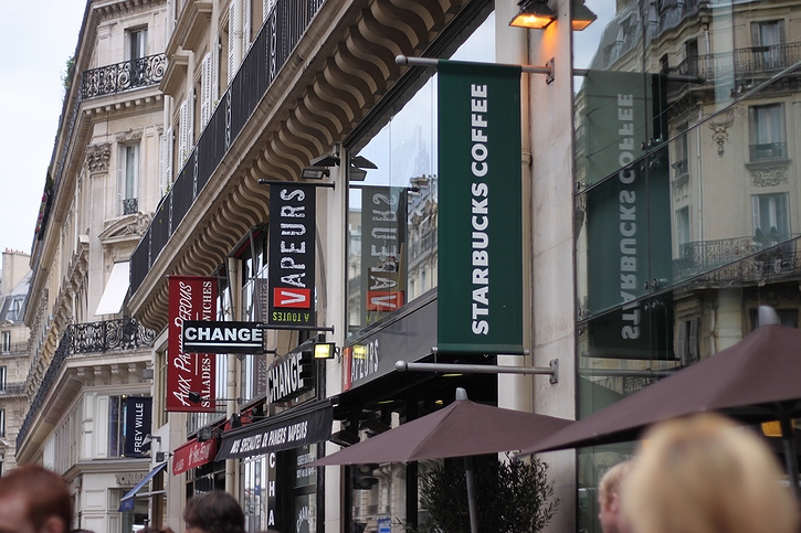 フランス・パリ某所の「スターバックス」の店舗(2011年)の画像