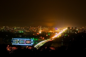「ウクライナの代表的な事物」の一例として挙がったウクライナの首都キエフの夜景(2013年)の画像