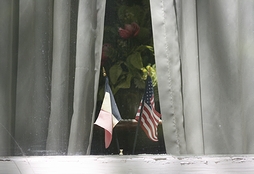 仏国旗と米国旗(2008年)
