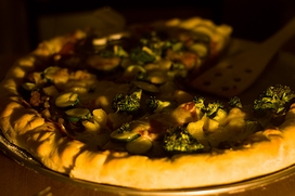 ペパローニ、ソーセージ、そしてチーズ、・・・ピザに盛り付けられゆく種々のトッピング