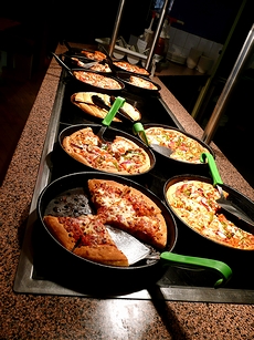 食卓に並ぶピザ