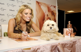 ジェシカ・シンプソンと飼い犬“デイジー”と自製香水「ファンシー」