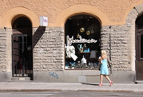 スウェーデン・ストックホルムの街路を歩く「スウェーデンの代表的な事物」の一例として挙がった金髪の女性(2009年)の画像