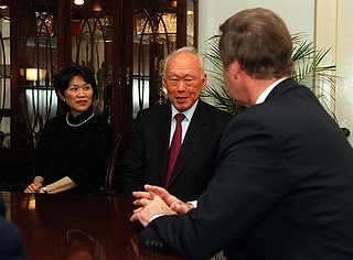 駐米シンガポール大使のチャン・ヘンチーと「シンガポールの有名人」の一例として挙がったリー・クアンユーと米国国防長官のウィリアム・コーエン(2000年・ペンタゴン)の画像