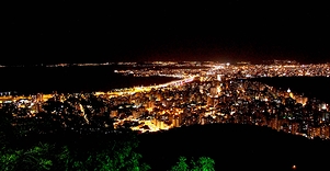 ブラジル・サンタカタリーナ州の宵闇に沈むフロリアノーポリス(2009年)