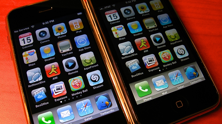 アップルのスマートフォン「iPhone」の初代モデルと「3G」(2008年・米国)の画像