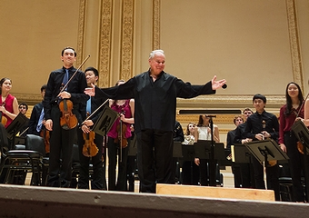 ニューヨーク弦楽合奏団の指揮を執る「ボリビア出身の有名人」の一例として挙がったハイメ・ラレード(2014年・カーネギーホール)の画像