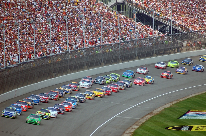 「NASCAR」のレース(2007年・米国ミシガン州・「ミシガン・インターナショナル・スピードウェイ」)の画像