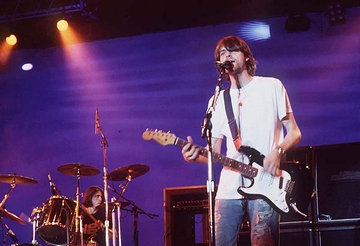 「高校でいじめられてた有名ミュージシャン」の一例として挙がったライブに歌う「ニルヴァーナ」のカート・コバーン(1993年・ブラジル)の画像