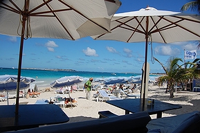 「世界最高のヌードビーチ」としてその名が挙がったカリブ海セント・マーチン島の海水浴場「オリエント・ビーチ」(2011年)の画像