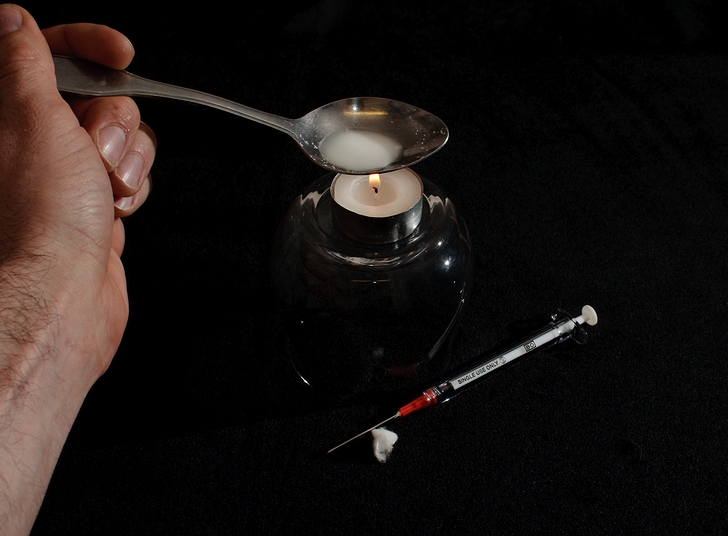 ヘロインと注射器(2010年・カナダ)の画像