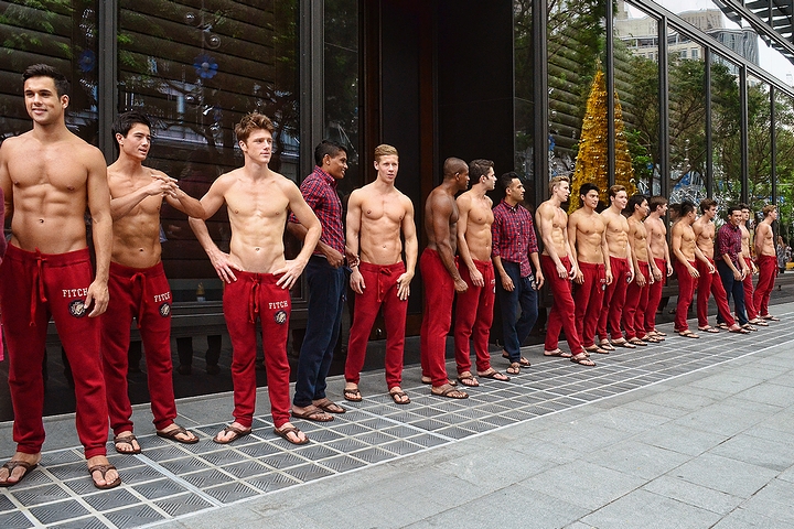 旗艦店舗の開業に伴いシンガポールを訪れたファッションブランド「アバクロンビー＆フィッチ」の男性モデルたち(2011年)の画像