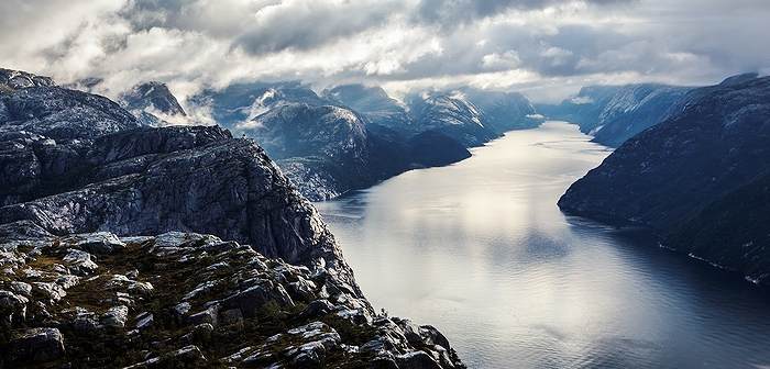 ノルウェーの断崖「プレーケストーレン」と「ノルウェーの代表的な事物」の一例として挙がったフィヨルド(2014年)の画像