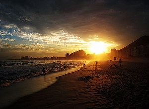 「ブラジルの必見名物」の一例として挙がったブラジル・リオデジャネイロのコパカバーナ海岸の黄昏(2006年)の画像