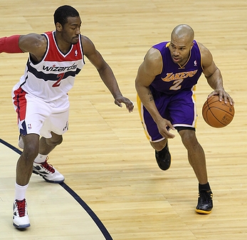 NBA「ワシントン・ウィザーズ」のジョン・ウォールと「左利きのNBA選手」の一例として挙がった「ロサンゼルス・レイカーズ」のデレク・フィッシャー(2012年・米国ワシントンDC)の画像
