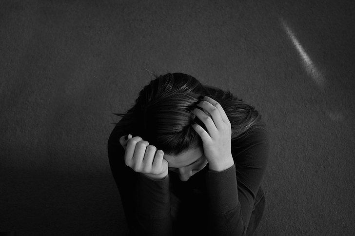 鬱状態で塞ぎ込む女性(2013年)の画像