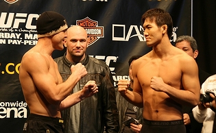 総合格闘家のエヴァン・タナーと岡見勇信(2008年・「UFC82」)