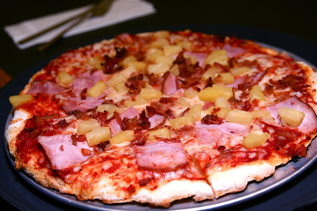 パイナップルやハムをトッピングしたピザ(2008年・米国)の画像
