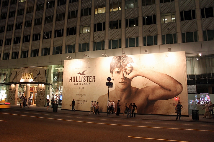 闇夜にライトアップされたファッションブランド「ホリスター」の看板(2010年・ニューヨーク)の画像