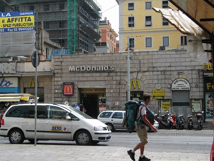 イタリアの首都ローマの某所に位置するマクドナルドの店舗(2003年)の画像