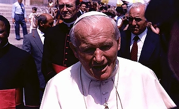 「有名なポーランド人」の一例として挙がったローマ教皇のヨハネ・パウロ2世(1985年・バチカン市国・サンピエトロ広場)の画像