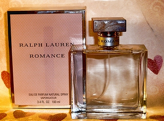 ファッションブランド「ラルフローレン」の香水製品「ロマンス」(2014年)の画像