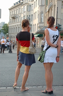ドイツ某所の街角に佇む女性たち(2006年)