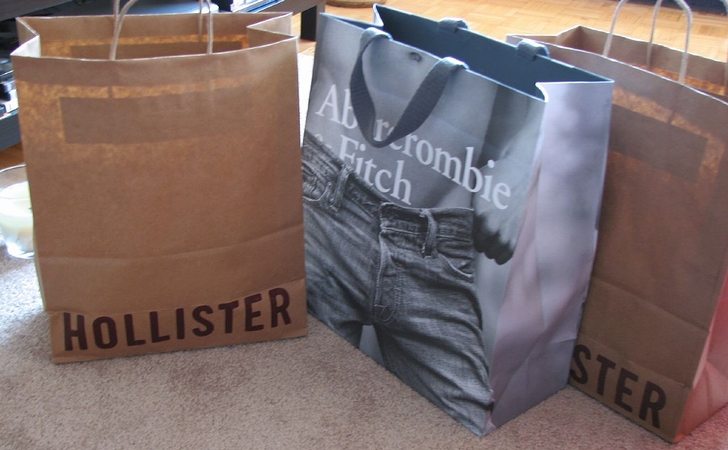 ファッションブランド「アバクロンビー＆フィッチ」と「ホリスター」の袋(2007年)の画像