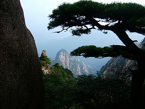 「中国きっての観光地」の一例として挙がった中国安徽省の世界遺産「黄山」(2005年)の画像