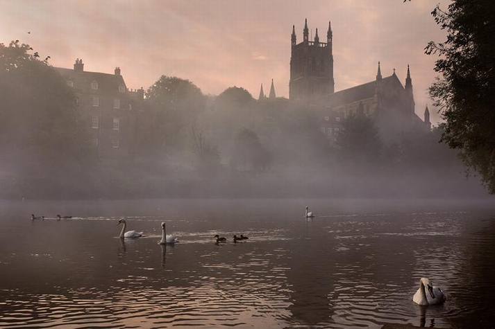 「イギリス最長の河川」として名が挙がった朝靄のセバーン川とウスター大聖堂(2009年・イギリス)の画像