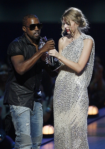 ラッパーのカニエ・ウェストと歌手のテイラー・スウィフト(2009年・「MTVビデオミュージックアワード」授賞式)の画像