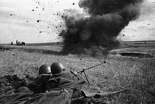 「世界史上最大の軍事戦」としてその名が挙がった第二次世界大戦の独ソ戦下「クルスクの戦い」におけるソ連兵(1943年)の画像