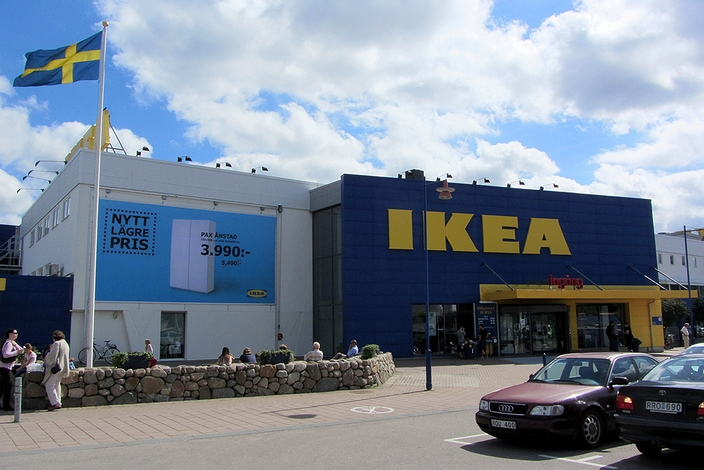 スウェーデンの家具量販企業「IKEA」の店舗とスウェーデン国旗(2011年・エルムフルト)の画像