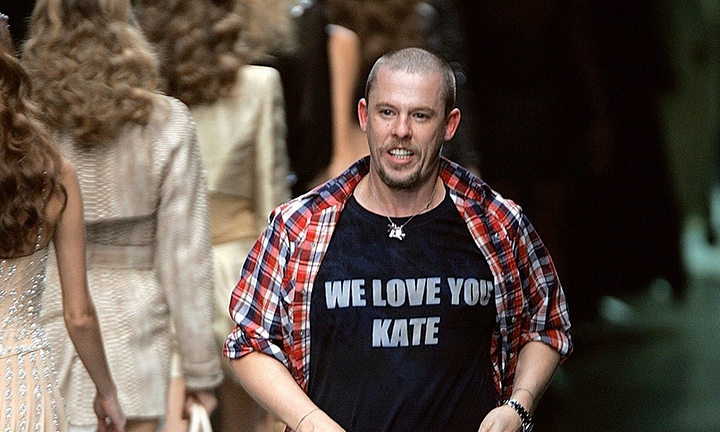 「WE LOVE YOU KATE」―――ファッションデザイナーのアレキサンダー・マックイーンの画像