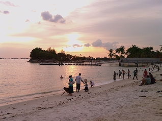 「シンガポールで家族旅行に最適な場所」として挙がったシンガポール・セントーサ島のビーチの夕暮れ(2008年)の画像