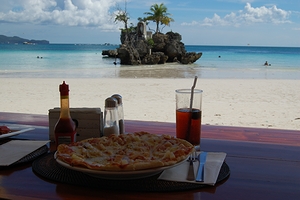 フィリピン・ボラカイ島のビーチに佇むピザ