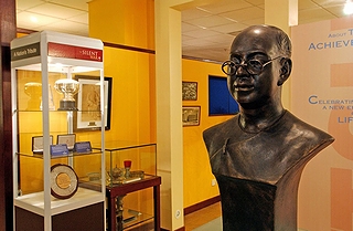 シンガポールのタン・トクセン病院内タン・トクセン歴史博物館に置かれた「シンガポールの有名人」の一例として挙がったタン・トクセンの胸像(2005年)の画像