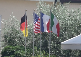 ドイツ国旗と米国旗とフランス国旗とイタリア国旗(2010年・イタリア)