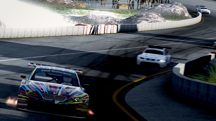 「Xbox360で一番のレースゲーム」として名が挙がった「フォルツァ4」のスイス・ベルニーズアルプスを走る「BMW」のスクリーンショット(2011年)の画像