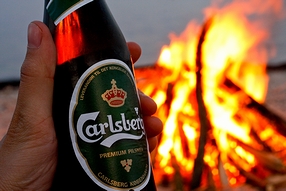「デンマークの代表的な事物」の一例として挙がったデンマーク発のビール「カールスバーグ」(2009年)の画像
