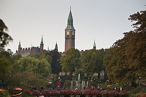 「デンマークの代表的な事物」の一例として挙がったデンマークの首都コペンハーゲンの「チボリ公園」(2010年)の画像