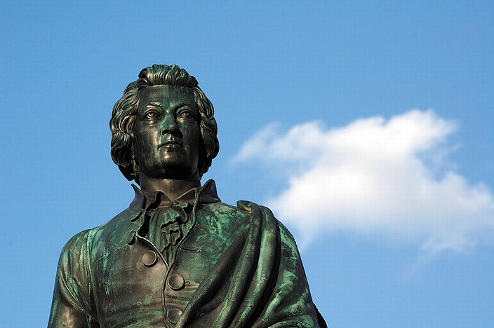 「オーストリアの代表的な事物」の一例として挙がったオーストリアの作曲家ヴォルフガング・アマデウス・モーツァルトの像(2008年・オーストリア・ザルツブルク)の画像