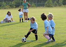 サッカーに興じる子供たち(2008年)