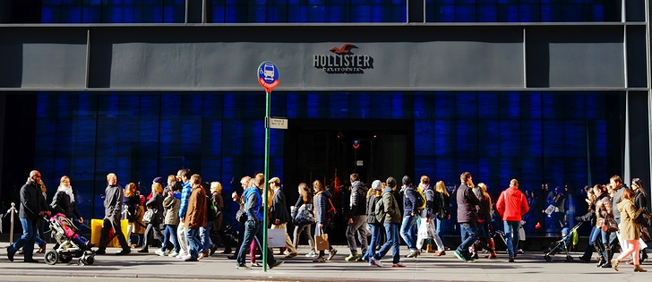 ファッションブランド「ホリスター」の店舗(2013年・米国ニューヨーク五番街)の画像