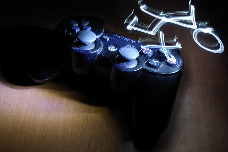 ゲーム機“PS3”こと「プレイステーション3」のコントローラー(2008年・イギリス)の画像
