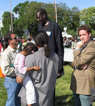 スーダン出身のプロバスケットボール選手マヌート・ボル(2006年・ダルフール)の画像