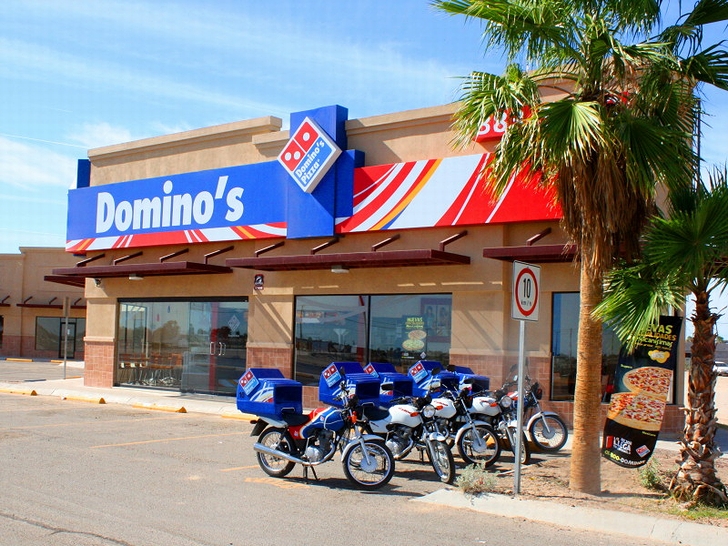 「ドミノ・ピザ」の店舗と宅配バイク(2009年・メキシコ)の画像