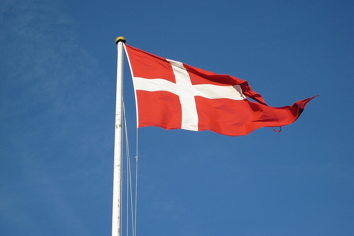 デンマークの国旗(2007年・ヘルシンゲル)の画像
